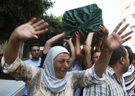 Pohřeb oběti střetů pro a protisyrských demonstrantů v Libanonu.